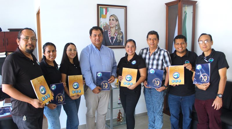 Entregan Libro Conmemorativo por los 10 Años de Fundación de la UT Acapulco